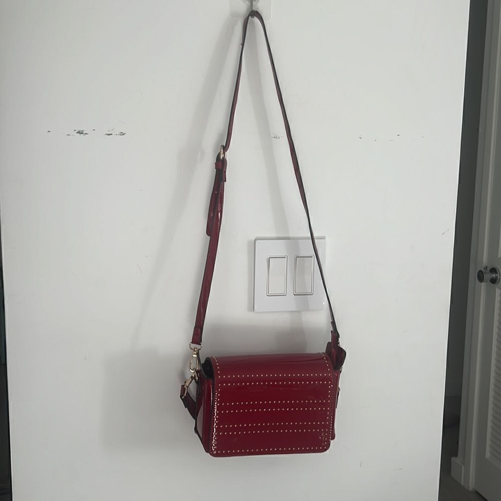 Like New beautiful vegan red pattern crossbody bag - Picture 8 of 11